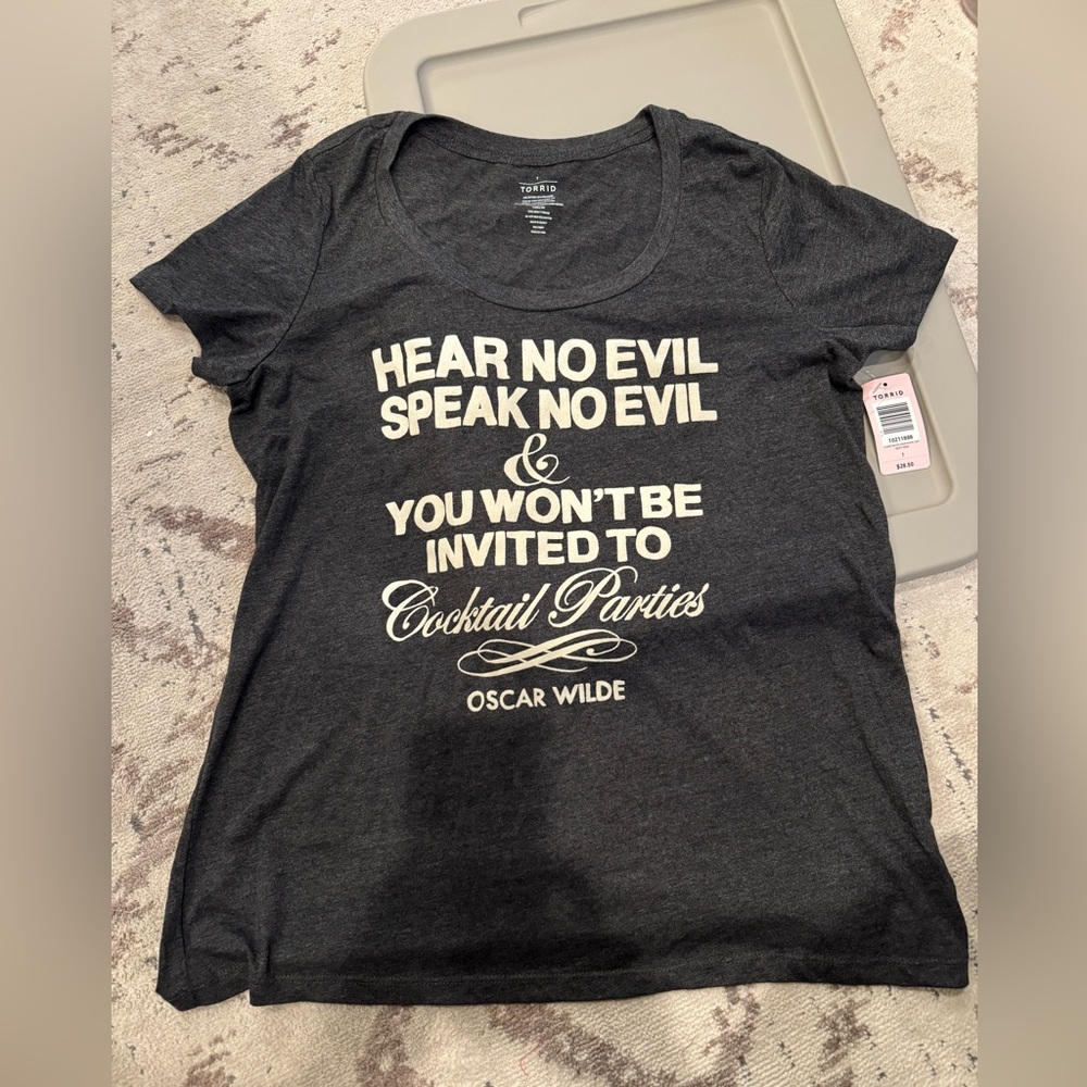 Torrid Dark Gray Graphic Tee with Oscar Wilde Quote